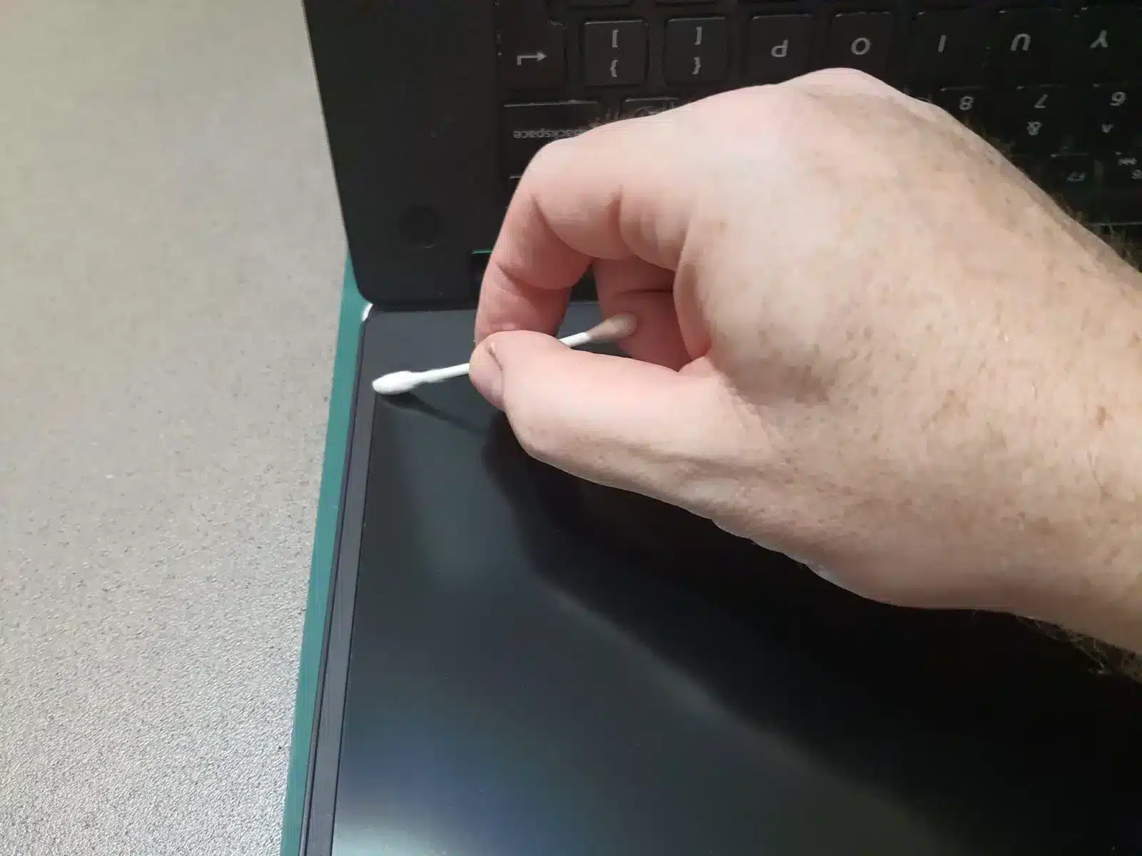 cleaning of laptop screen corners