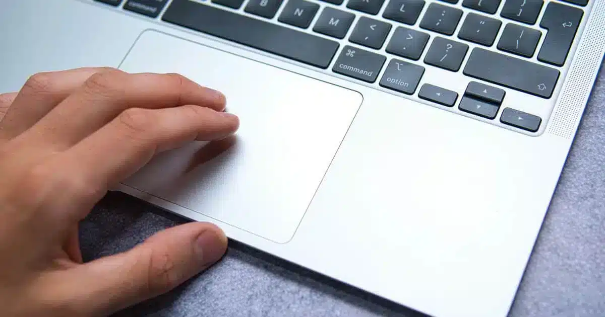 person using mac mouse right click feature